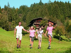 Familie beim Wandern
