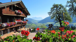 Bauernhof mit Talhintergrund