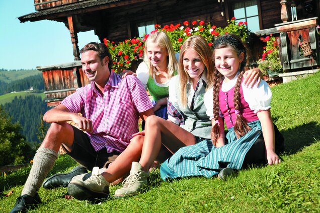 Familie vor dem Holzalmhof von M. Auer Familie vor dem Holzalmhof